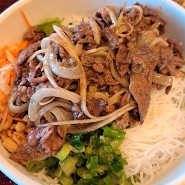B9- Vermicelli with Stir-Fry Lemongrass Beef.