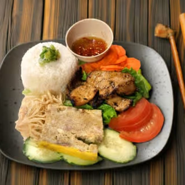 C5- Broken Rice with Grilled Porkchops, Shredded Pork & Shrimp Cake.