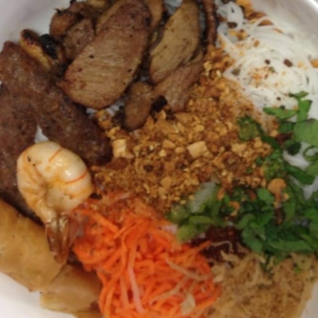 B12- Vermicelli with Stir-Fry Lemongrass Pork & Egg Rolls (3 Pieces).