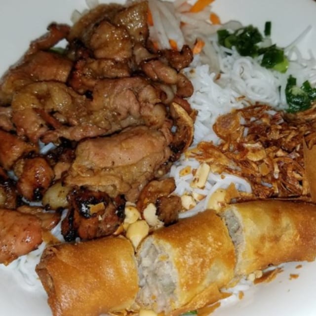 B5- Vermicelli with Grilled Pork & Egg Rolls (2 Pieces).