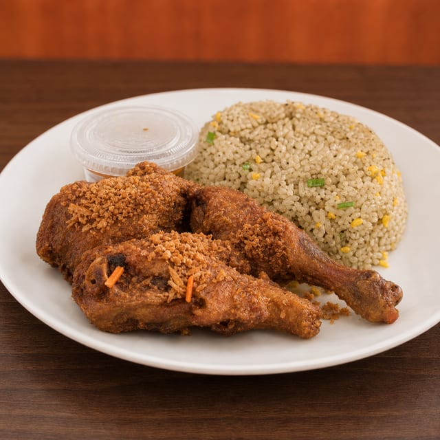 F10- Fried Rice with Fried Chicken Leg in Garlic Fish Sauce.
